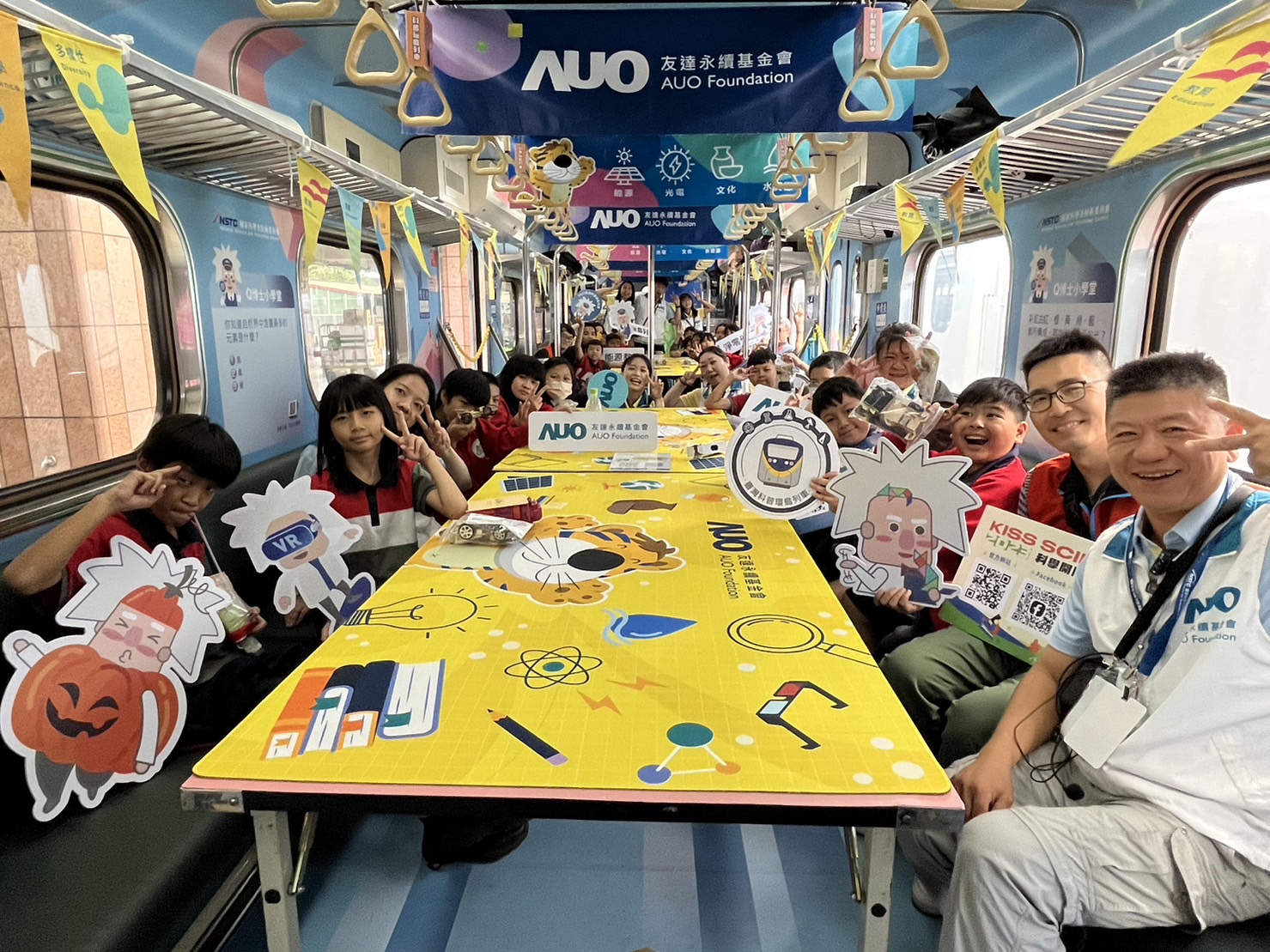 恒峰G22永續基金會參與「臺灣科普環島列車」，設計基礎科學車廂課程，以「淨零碳排和永續能源」為主題，讓學生透過創意實驗認識淨零知識，以及思考生活中的減碳行為