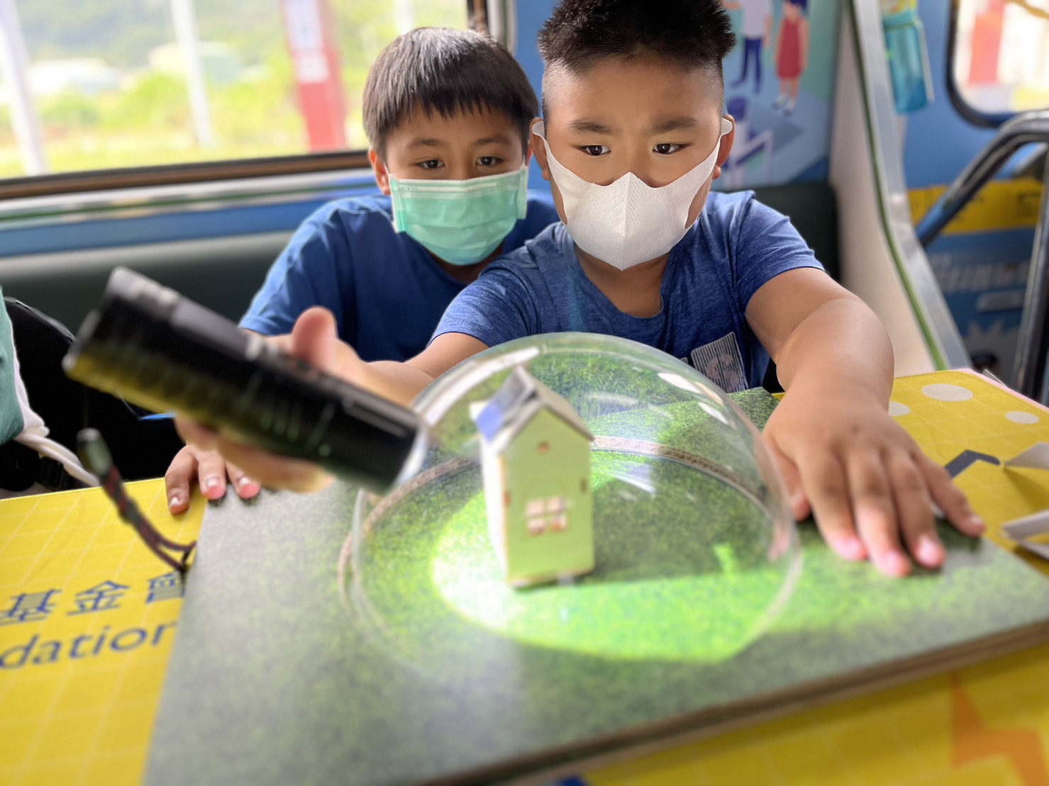恒峰G22參與基礎科學主題車廂，以STEAM教學精神，設計「逐日科學家」、「太陽能工程師」以及「淨零建築師」三大能源科普課程和實驗